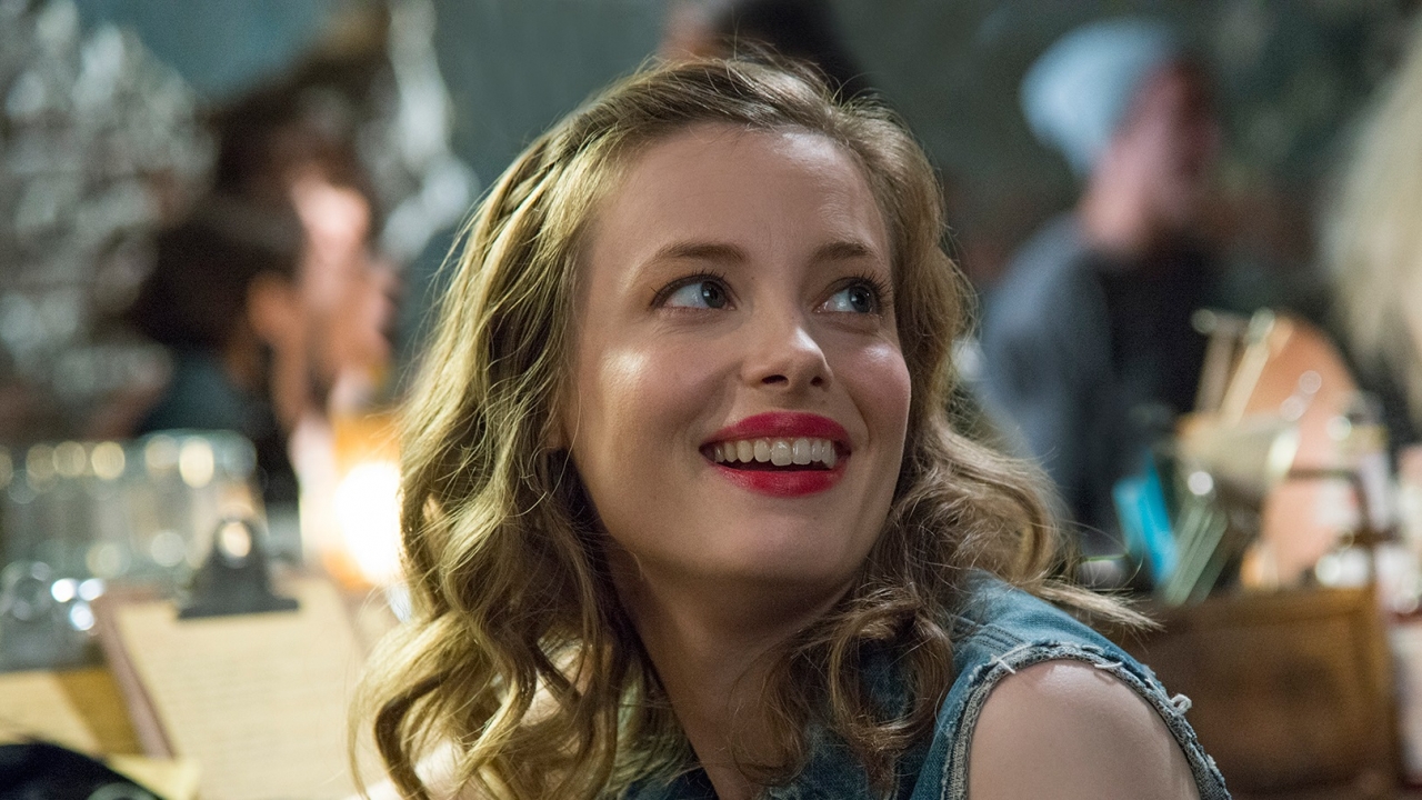 Gillian Jacobs naast Adam DeVine en Jeffrey Tambor in 'Magic Camp'