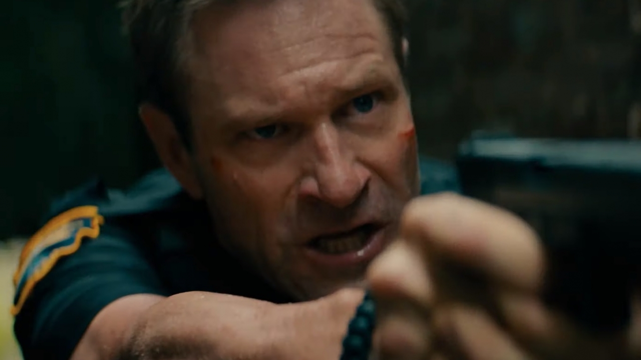 Aaron Eckhart (The Dark Knight) compleet losgeslagen in trailer 'Line Of Duty'