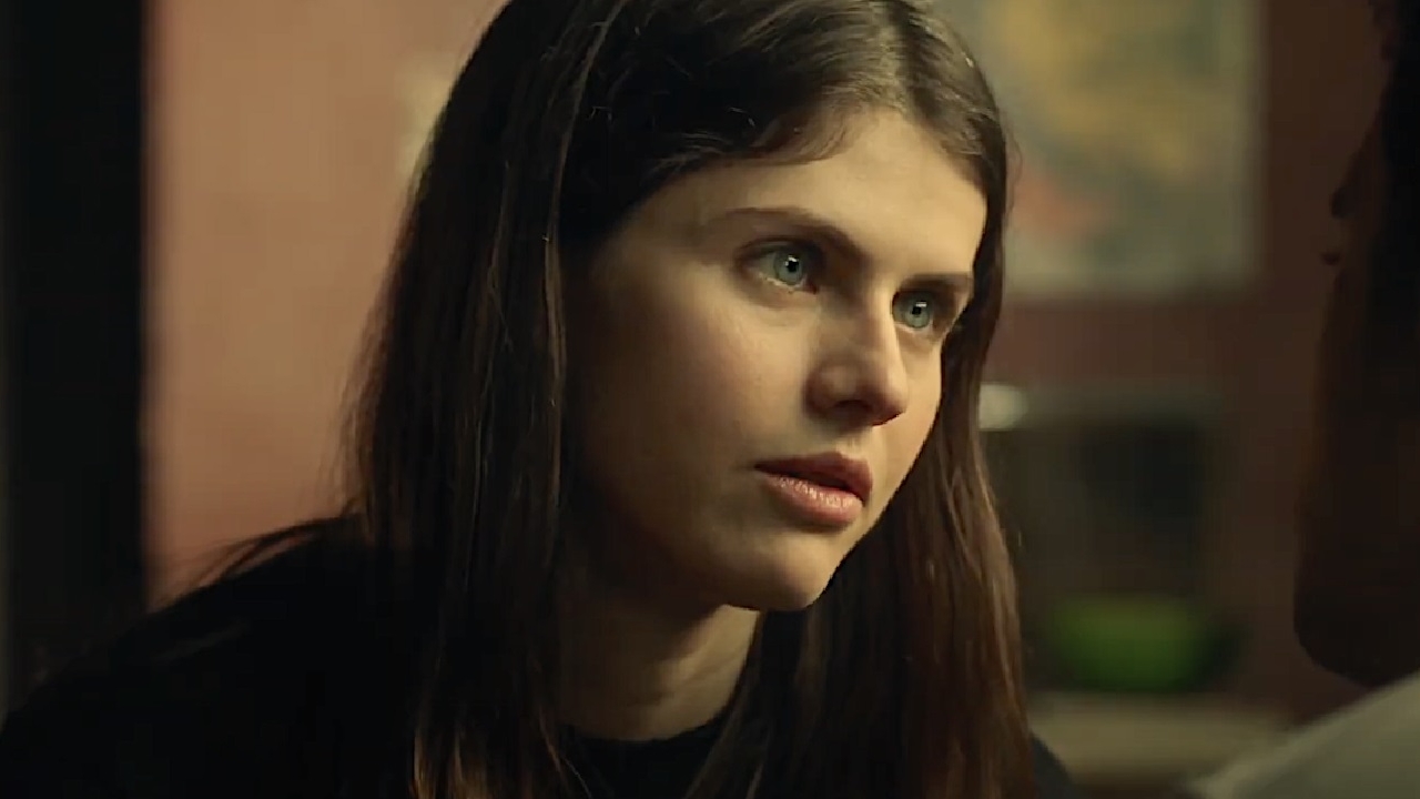 Alexandra Daddario in mooi afgeklede jurk is een absolute 'must see'