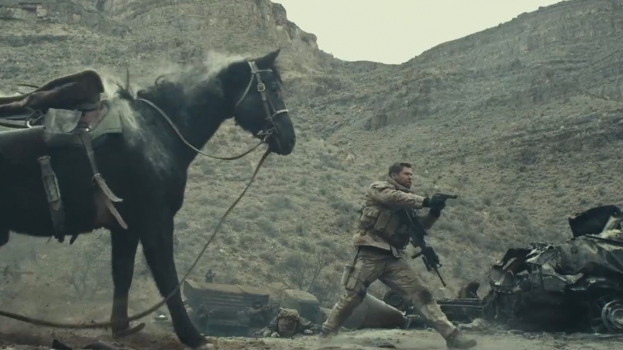 Schietgrage Chris Hemsworth te paard in trailer oorlogsfilm '12 Strong'