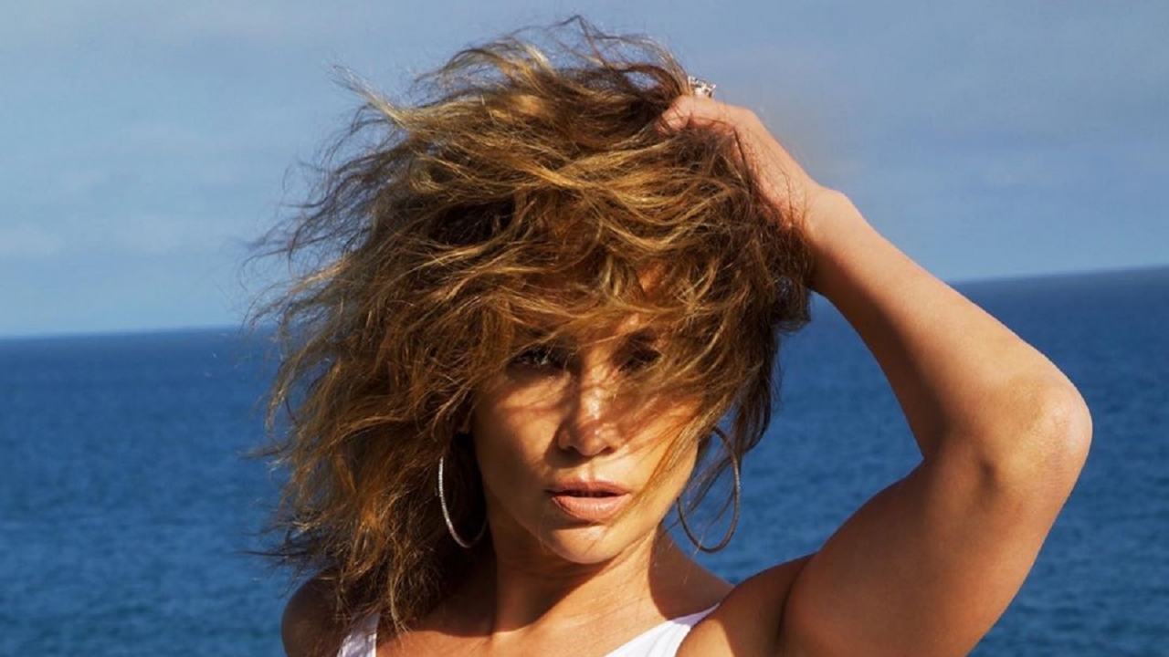 Jennifer Lopez' toont rondingen op Insta-foto