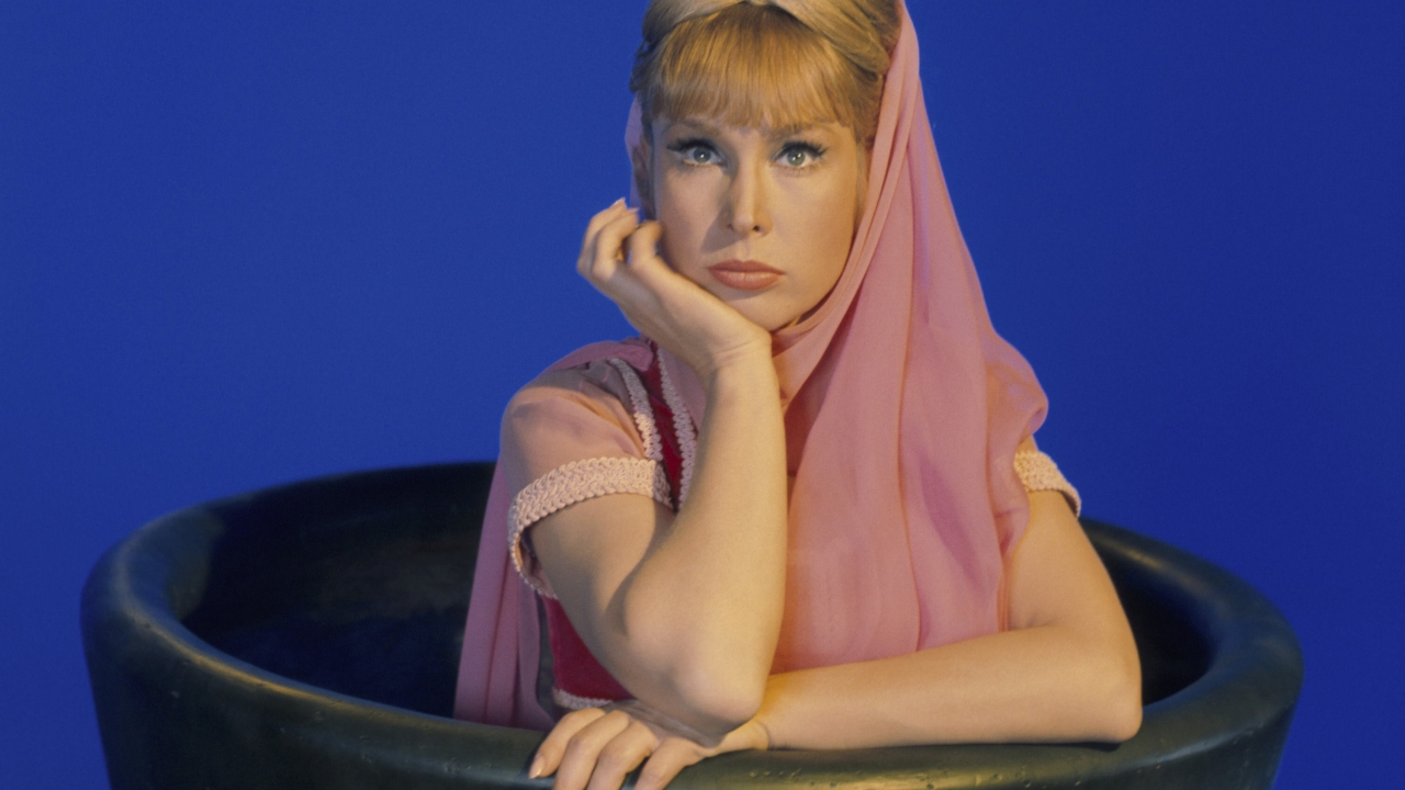 Iconische ster Barbara Eden (93) heeft veel weg van een barbiepop: Beetje te veel filler?