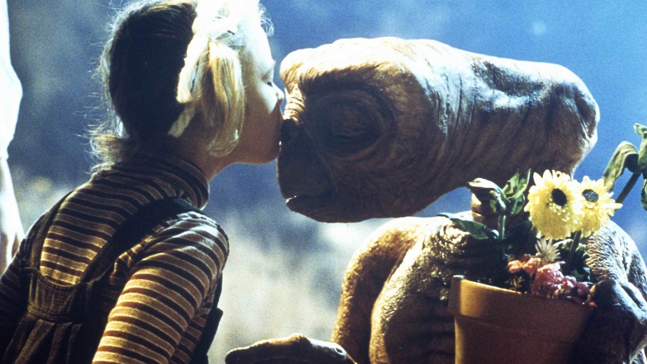 Steven Spielberg voelt zich schuldig omdat hij de jeugd van 'E.T.'-actrice compleet verpestte