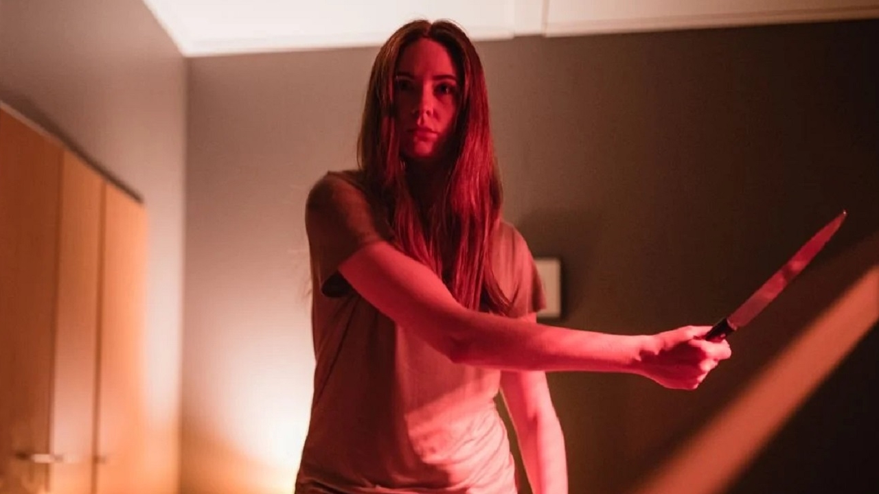 Karen Gillan is gereed om tegen zichzelf te vechten op foto's actiethriller 'Dual'