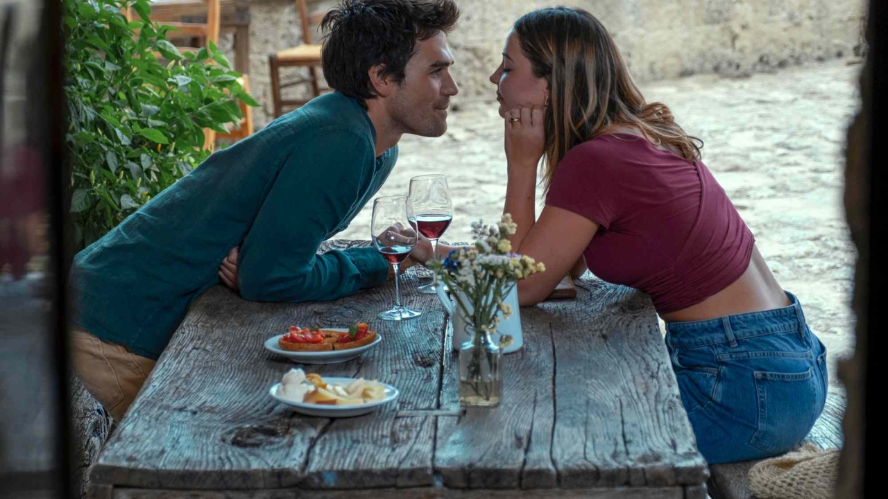 Madelyn Cline en KJ Apa in romantisch drama 'The Map That Leads To You' op Prime Video