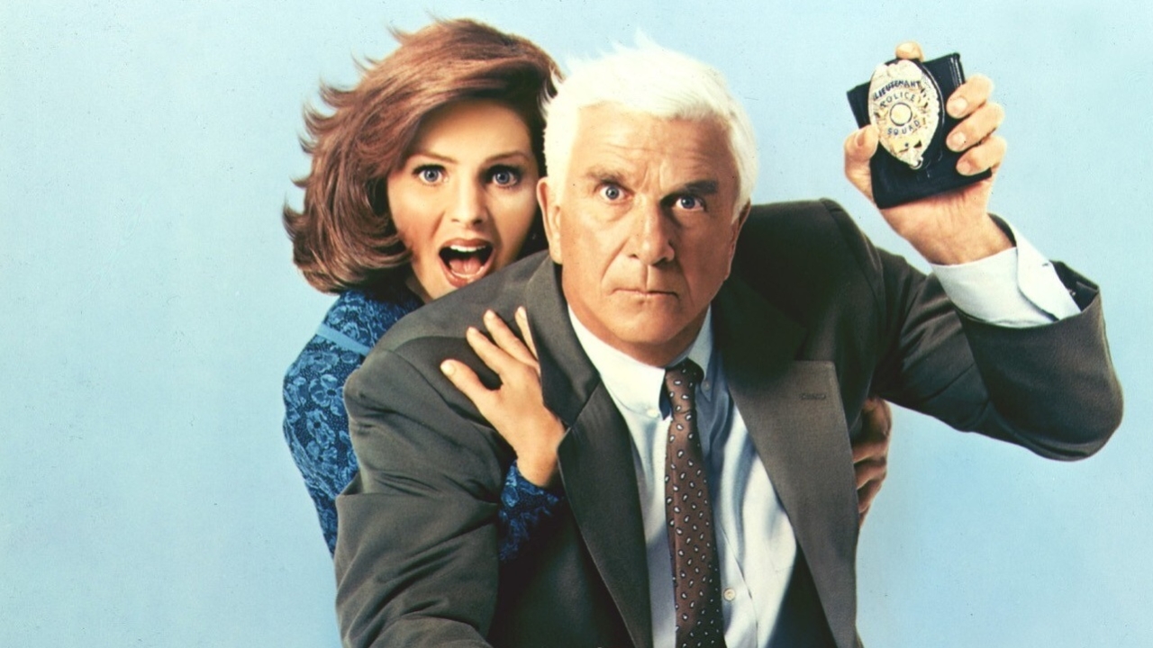 Niet met je ogen knipperen, Leslie Nielsen en Priscilla Presley zitten héél kort in 'The Naked Gun'