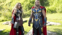 Oersterke Natalie Portman macho en meer weerbaar dan ooit in 'Thor Love and Thunder'