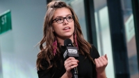 De blonde stoot Madisyn Shipman knapt uit haar shirtje