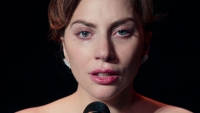 Lady Gaga lijkt lak te hebben aan gezondheid en promoot roken volop