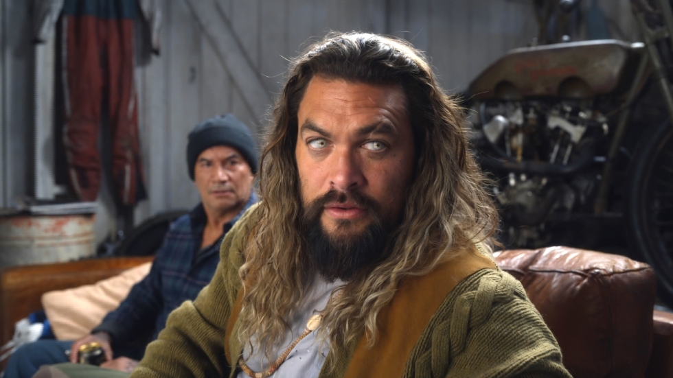 Heeft Jason Momoa nou een beetje een buikje of zijn dat spieren?