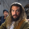 Heeft Jason Momoa nou een beetje een buikje of zijn dat spieren?