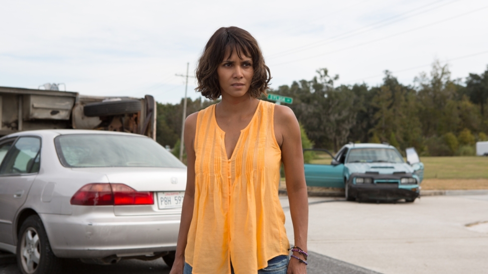 Oogverblindende Halle Berry verschijnt nagenoeg in haar ondergoed op de rode loper van Netflix-film