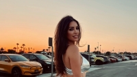 Yolanthe Cabau ziet er weer zwoel uit in de woestijn tijdens zonsondergang