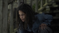 Bungelende poster 'Never Let Go': Halle Berry kan geen kant op