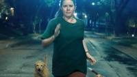 De vreemde horrorkomedie 'Nightbitch' met Amy Adams balanceert tussen raar en herkenbaar
