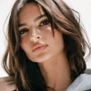 Model en actrice Emily Ratajkowski gaat "Terug naar school" is dunner dan ooit