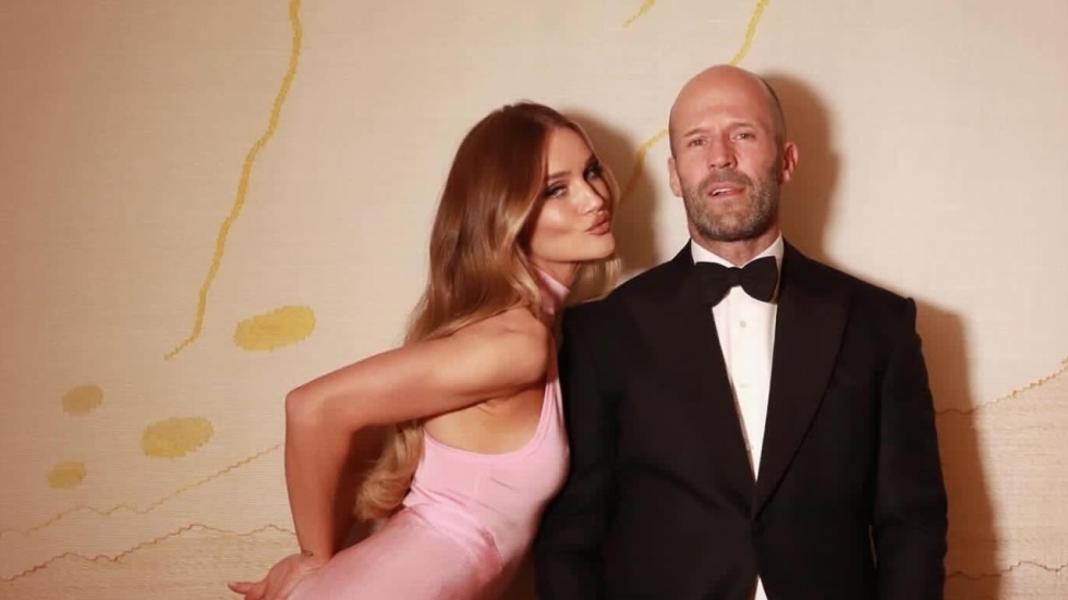 Jason Statham pronkt met zijn prachtige 20 jaar jongere vriendin