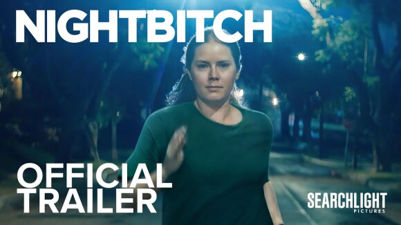 Amy Adams laat haar tanden zien in de bizarre officiële trailer van 'Nightbitch'