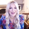 Lenige Tori Spelling uit '90210' showt op haar 51e een behoorlijk knap standje