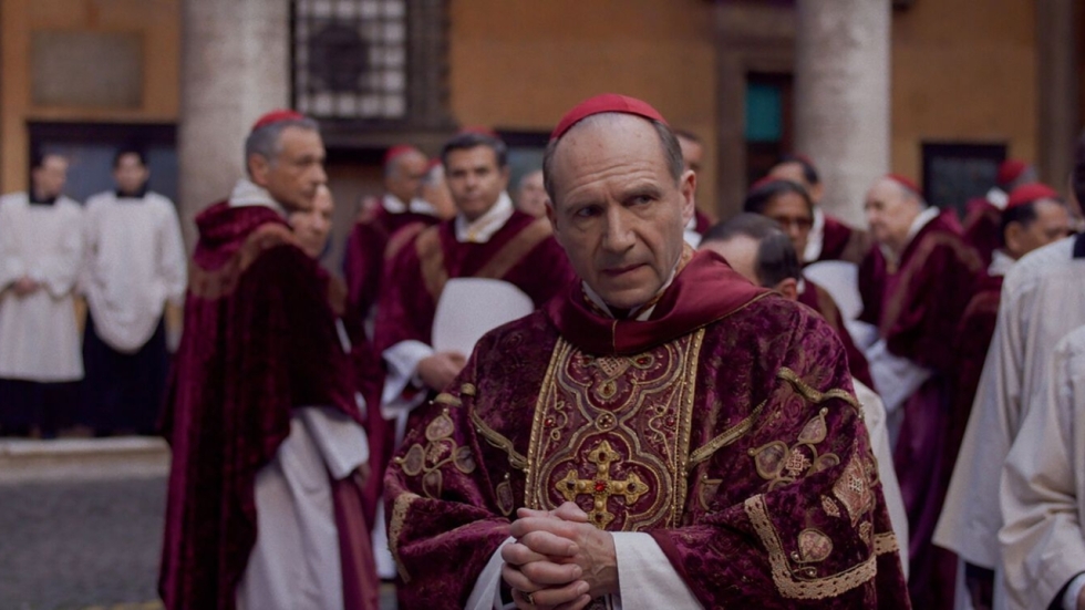 'Conclave'-trailer: De spannende machtsstrijd in de gangen van het Vaticaan