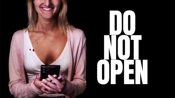 Ongelooflijk spannende horrorfilm 'Do Not Open' toont "de duistere kant van technologie"