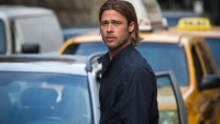Hollywoodhunk Brad Pitt besluit te gaan 'strippen' tijdens interview