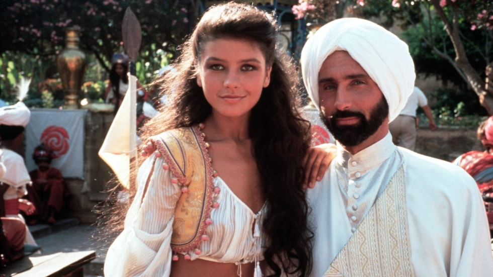 Deze scènes van de 20-jarige Catherine Zeta-Jones in de film '1001 Nights' blazen je omver