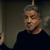 Sylvester Stallone knalt erop los in de explosieve trailer van 'Alarum'