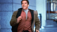 Arnold Schwarzenegger is de kerstman in actiefilm 'The Man with the Bag': bekijk hier de eerste foto