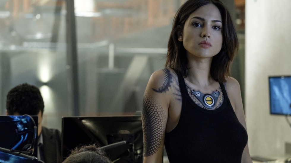 Actrice uit '3 Body Problem' ziet er waanzinnig uit in gestreept, half doorzichtig jurkje