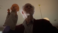 Geoffrey Rush moet het opnemen tegen een sadistische John Lithgow en zijn enge pop in de officiële trailer van 'The Rule of Jenny Pen'