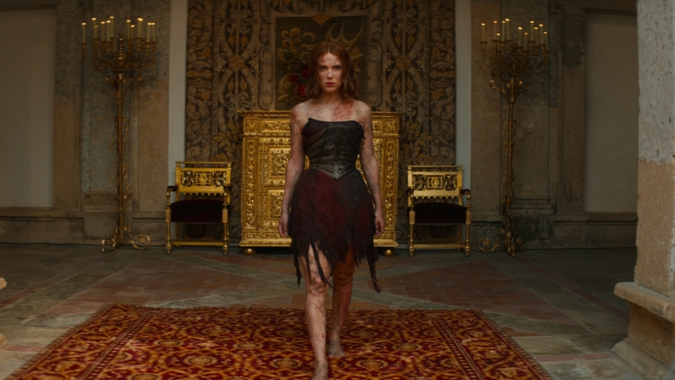 Millie Bobby Brown is pas 20 jaar, maar lijkt opeens vele jaren ouder