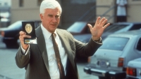 Gegarandeerd chaos in 'The Naked Gun': Liam Neeson is Frank Drebin in nieuwe trailer