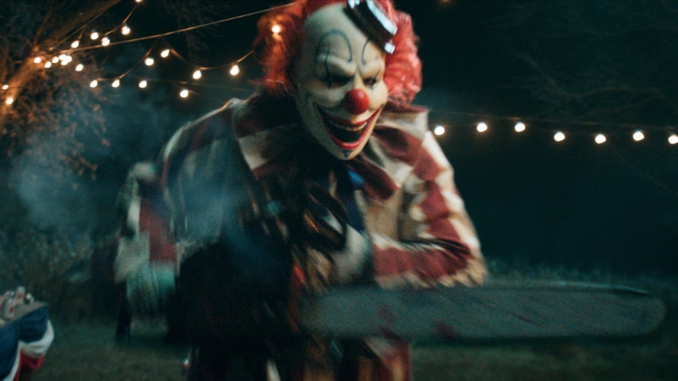 Nieuwe 'Clown in a Cornfield'-trailer: Pennywise en Art the Clown hebben concurrentie