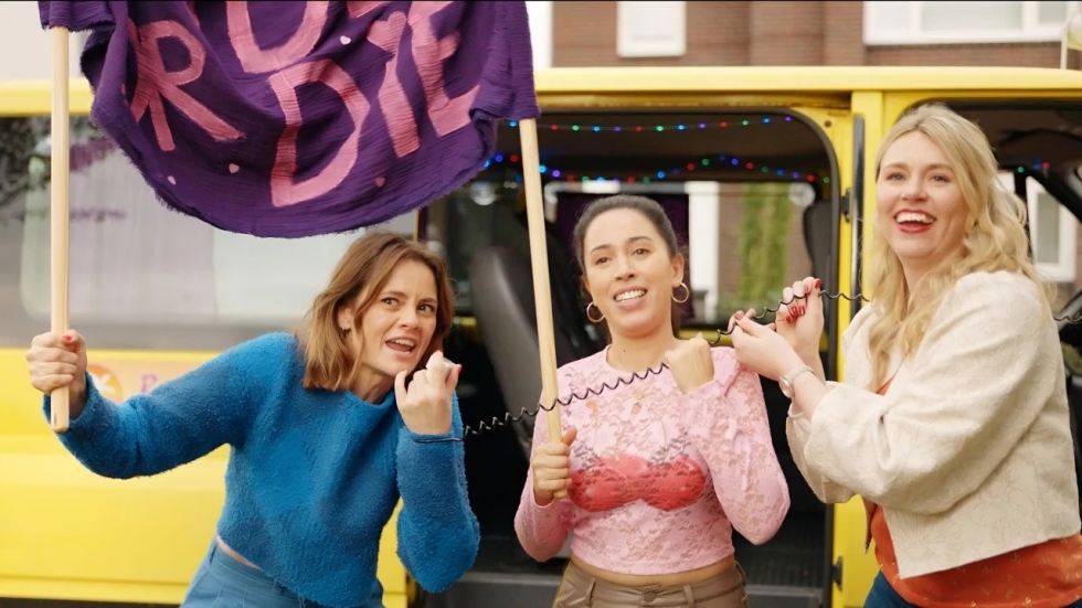 Trailer Nederlandse komedie 'Lekker met de Meiden': Lisa Loeb begin juni in de bioscoop
