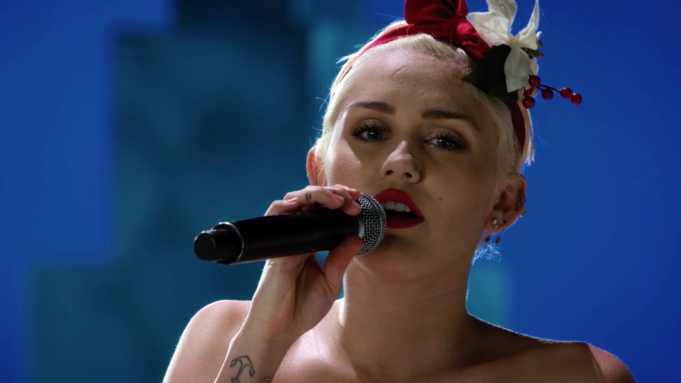 Miley Cyrus verpakt zichzelf in "iets moois" op Insta-foto waar je zeker 10 seconden naar kijkt