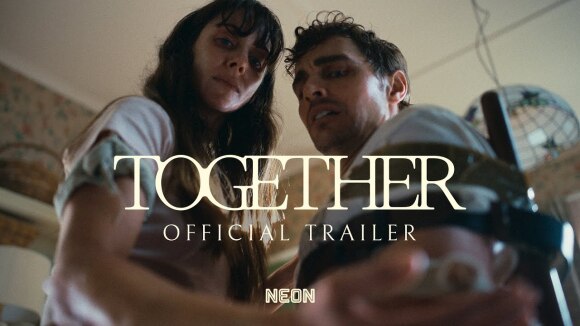 Alison Brie met verguisd acteur in spannende trailer 'Together'