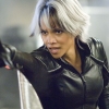 Schokkende outfit Halle Berry verdeelt kijkers: Vergat ze haar ondergoed?