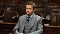 Jeremy Renner trouwde stiekem met een model dat hij bij een film ontmoette maar na 10 maanden zette hij haar aan de kant