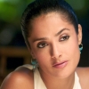 Salma Hayek pakt op 58-jarige leeftijd de cover van de badpakeditie van Sports Illustrated