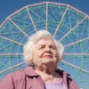 Hoe is het om geregisseerd te worden door Scarlett Johansson? June Squibb doet een boekje open