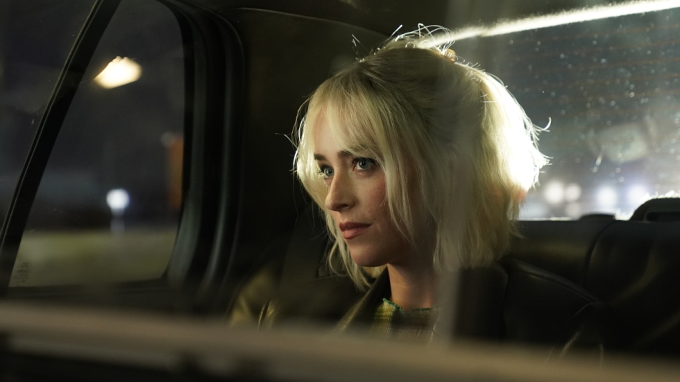 Jurkje van Dakota Johnson zorgt voor een ernstig probleem tijdens een live interview