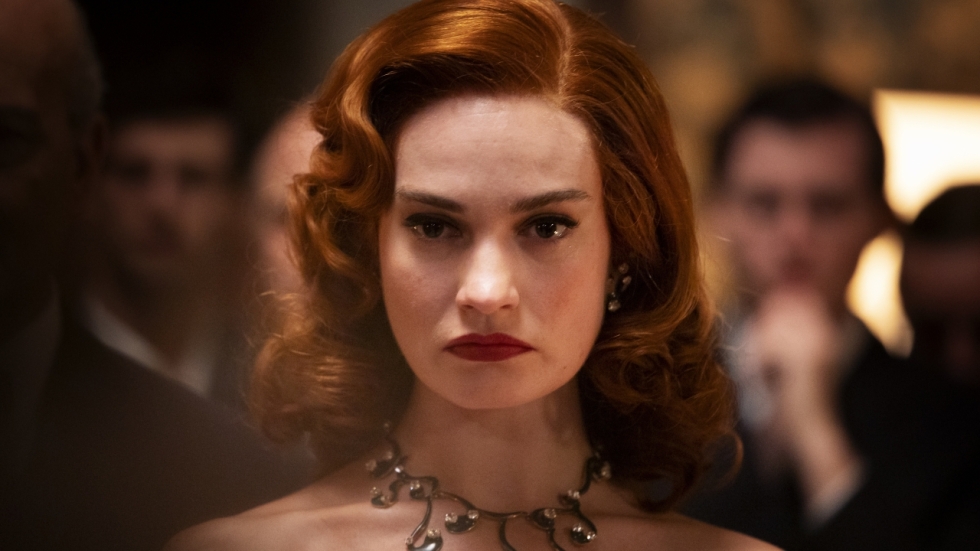 Bewonder een beeldschone Lily James in de langverwachte Amerikaanse trailer van 'Finally Dawn'