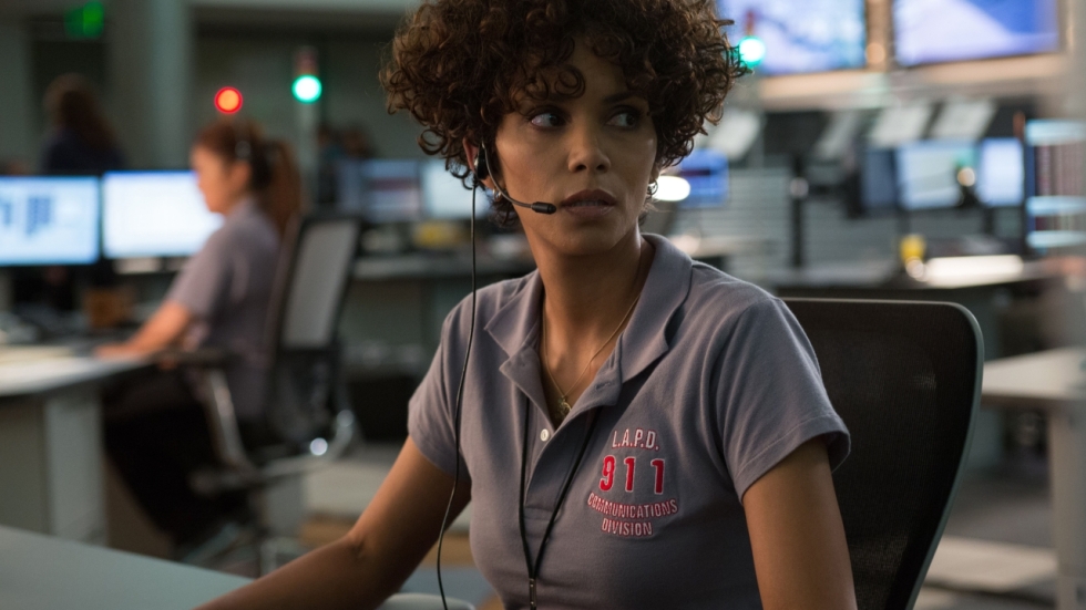 Halle Berry danst in bikini op nieuwe muziek van partner Van Hunt