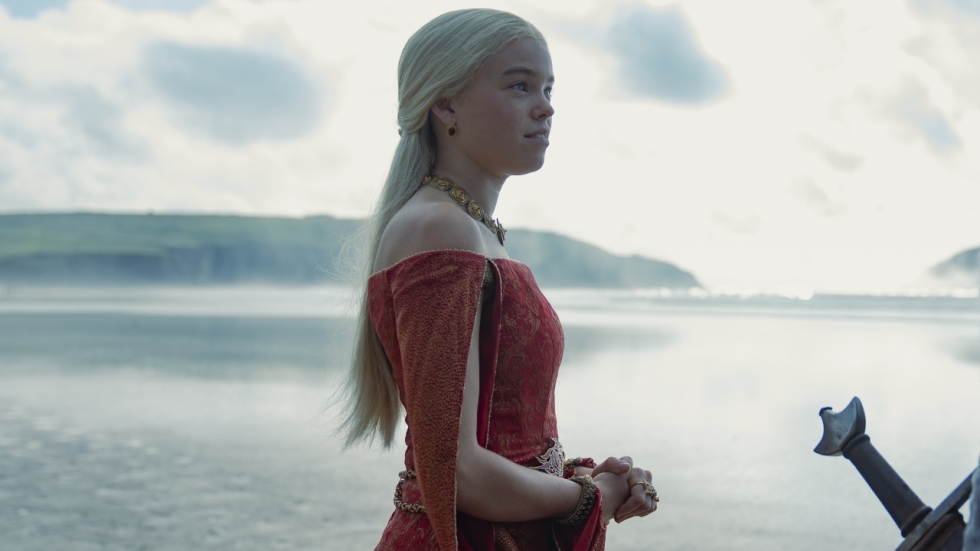 Eerste foto van Milly Alcock (Game of Thrones) als 'Supergirl'