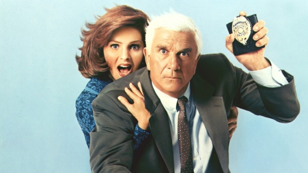 Niet met je ogen knipperen, Leslie Nielsen en Priscilla Presley zitten héél kort in 'The Naked Gun'