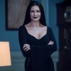 Catherine Zeta Jones verklapt of zij beter is in duelleren dan Jenna Ortega in 'Wednesday'