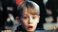 Macaulay Culkin presenteert zijn idee voor 'Home Alone 3' op een dienblaadje