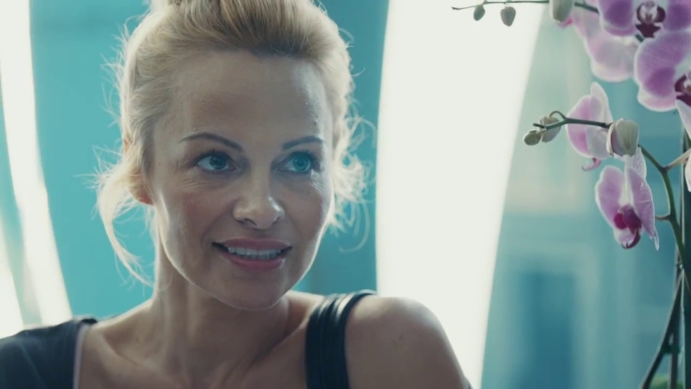 Pamela Anderson maakt opvallende pose met Liam Neeson: rechtstreeks uit film van $2,3 miljard