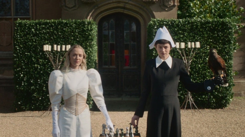 Eeste teasertrailer onthult voor fantasy-romantische thriller '100 Nights of Hero' met Maika Monroe en Emma Corrin